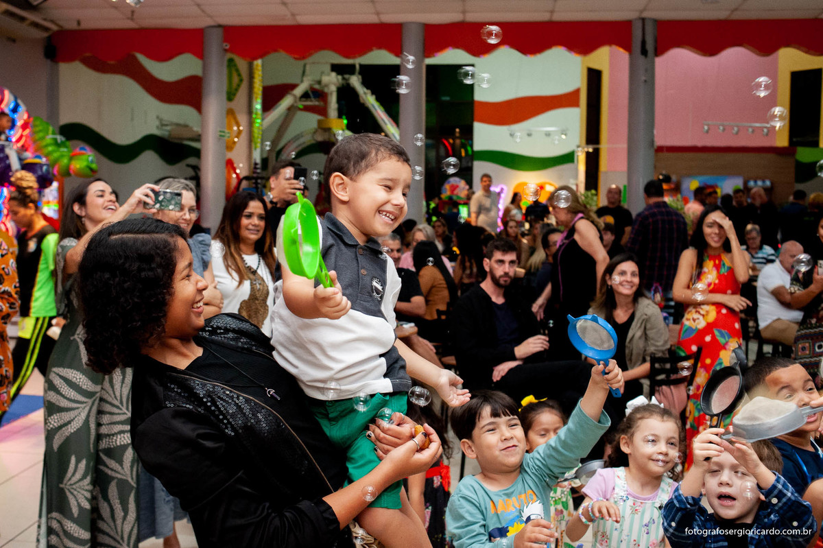 foto de crianças brincando na casa de festas arte e kids na freguesia em jacarepaguá