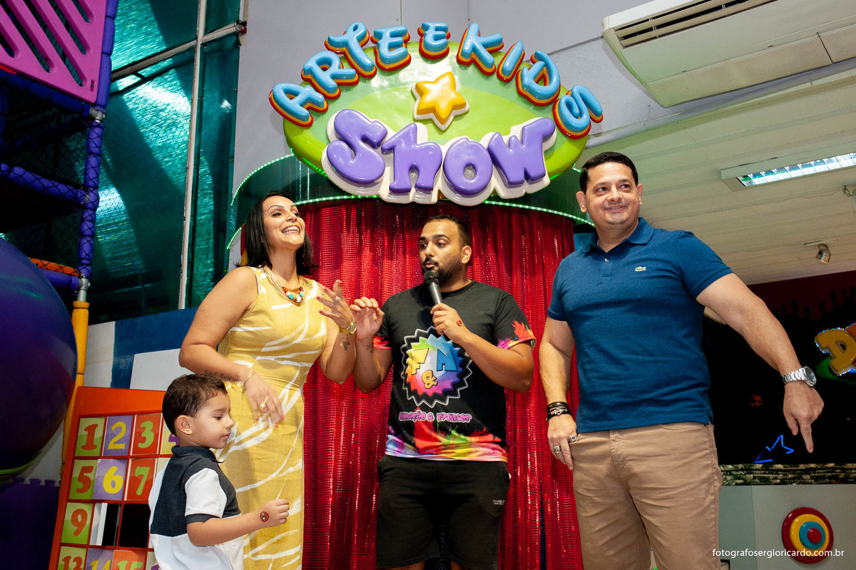 foto dos pais brincando com o aniversariante na casa de festas arte e kids na freguesia em jacarepaguá