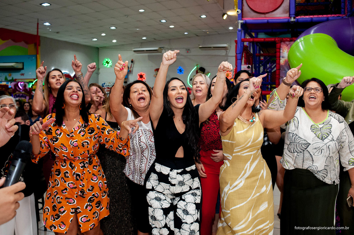 foto dos convidados brincando com o aniversariante na casa de festas arte e kids na freguesia em jacarepaguá