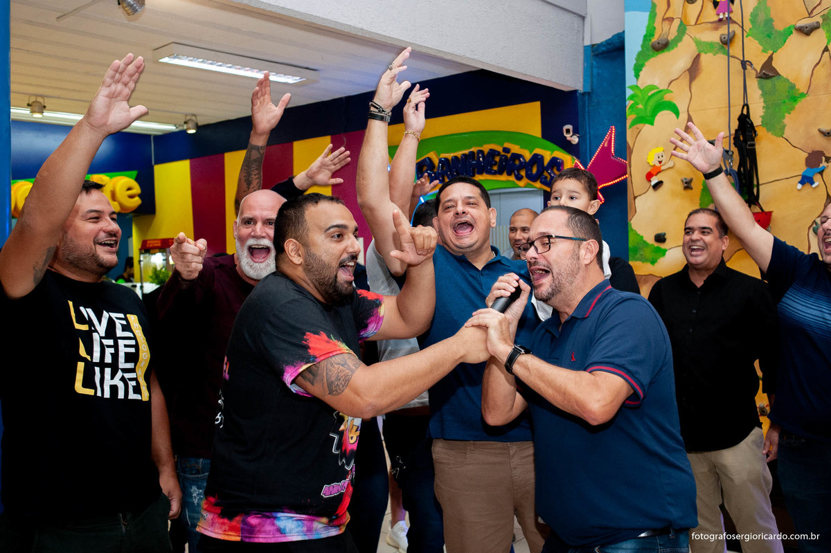 foto dos convidados brincando com o aniversariante na casa de festas arte e kids na freguesia em jacarepaguá