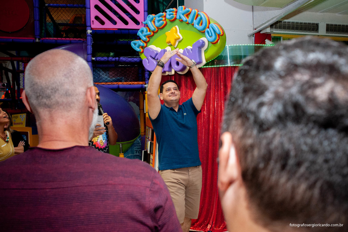 foto dos convidados brincando com o aniversariante na casa de festas arte e kids na freguesia em jacarepaguá