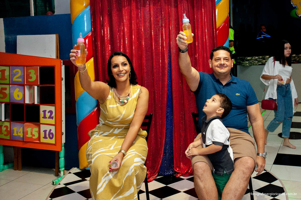 foto dos pais brincando com o aniversariante na casa de festas arte e kids na freguesia em jacarepaguá