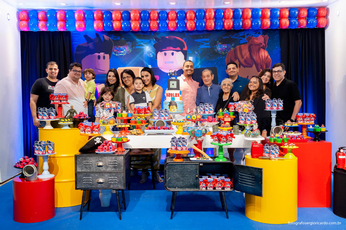 foto de família com aniversariante na decoração de aniversário infantil tema roblox na casa de festas arte e kids na freguesia em jacarepaguá
