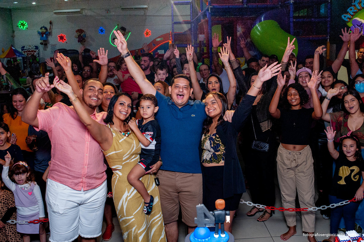 foto da família e convidados comemorando com o aniversariante na casa de festas arte e kids na freguesia em jacarepaguá