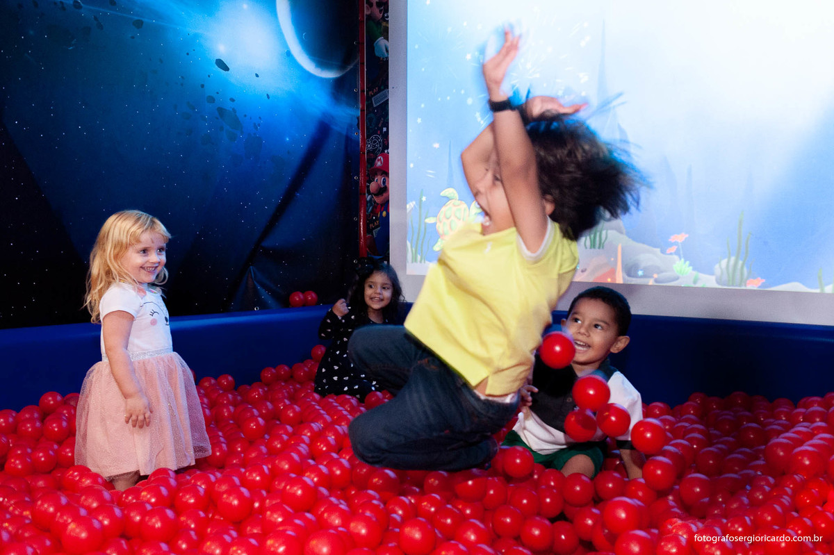 foto de crianças brincando na piscina de bolinhas na casa de festas arte e kids na freguesia em jacarepaguá