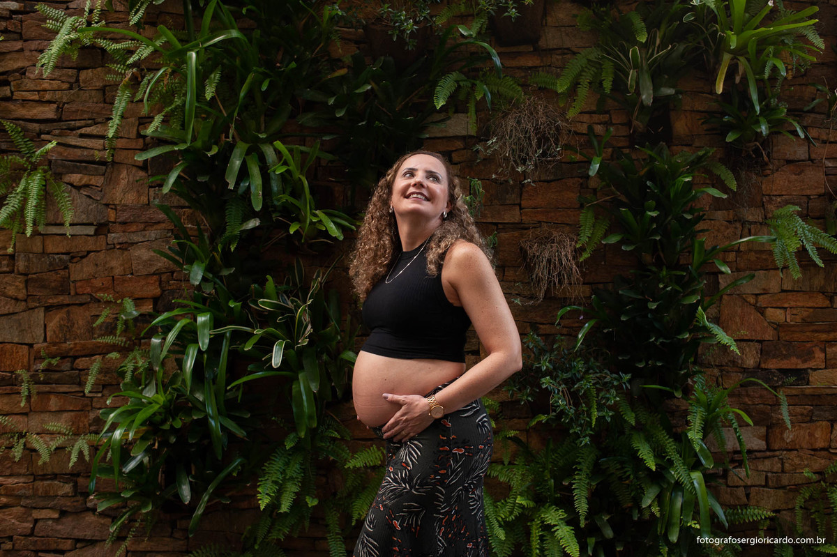 foto da gestante durante chá de fralda 