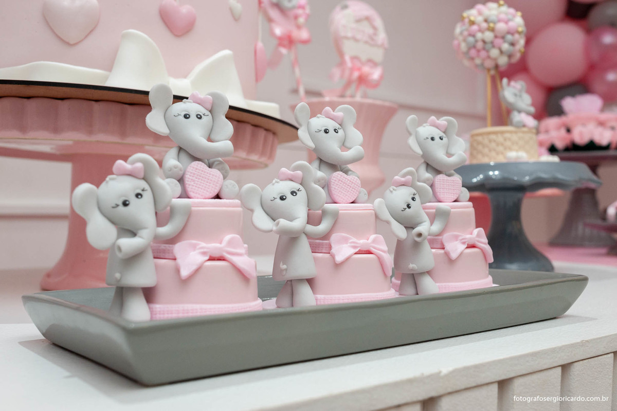 foto da decoração de chá de fralda com tema dunbo baby na cor rosa