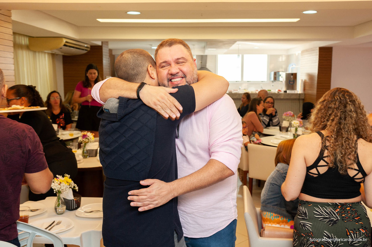 foto de convidados durante chá de fralda com tema dunbo baby na cor rosa