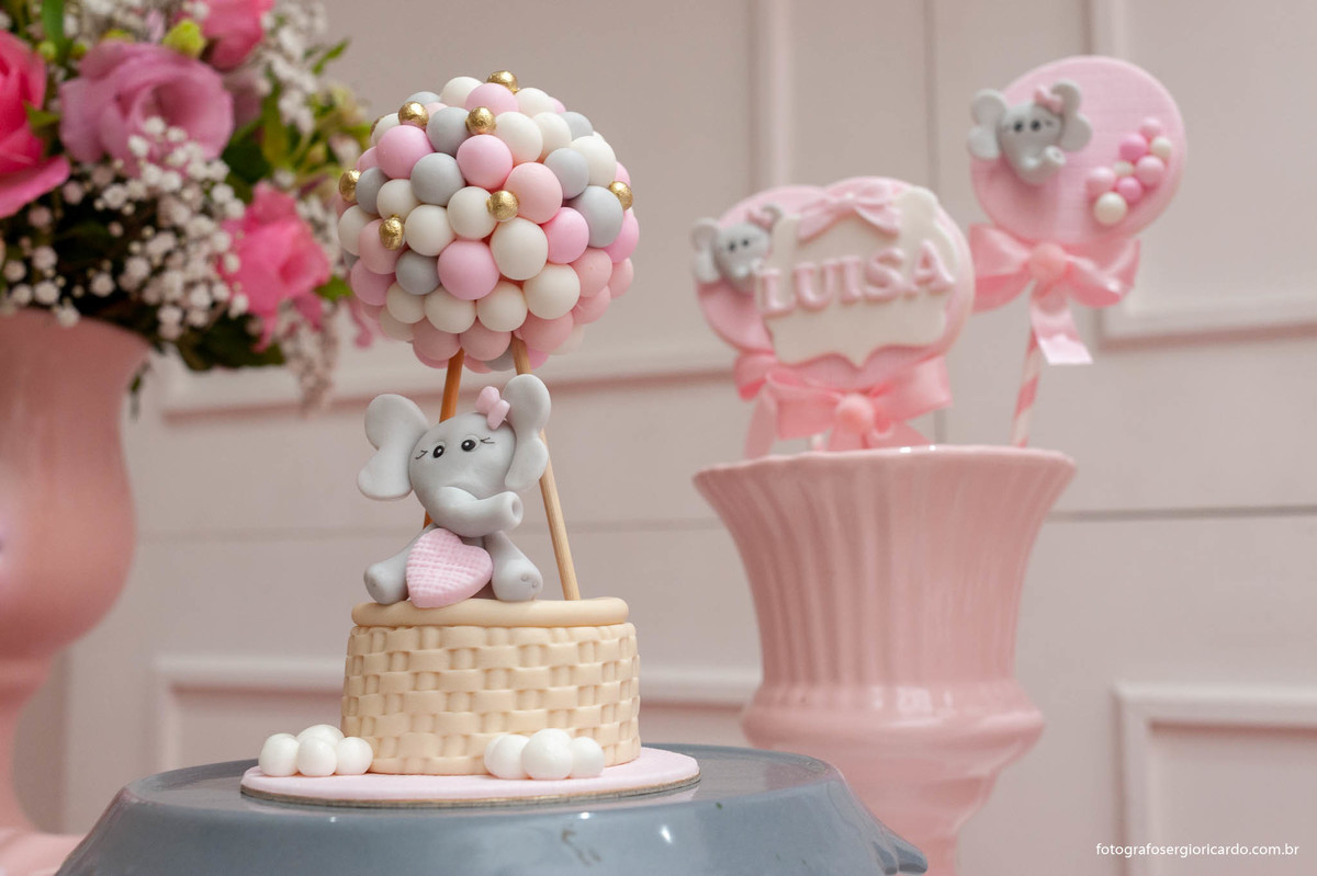 foto da decoração de chá de fralda com tema dunbo baby na cor rosa