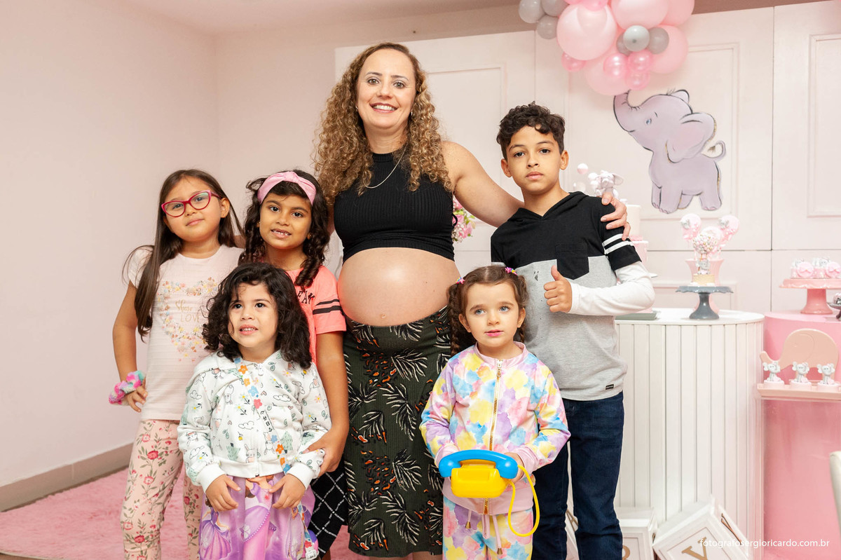 foto da gestante com crianças durante chá de fralda com tema dunbo baby na cor rosa
