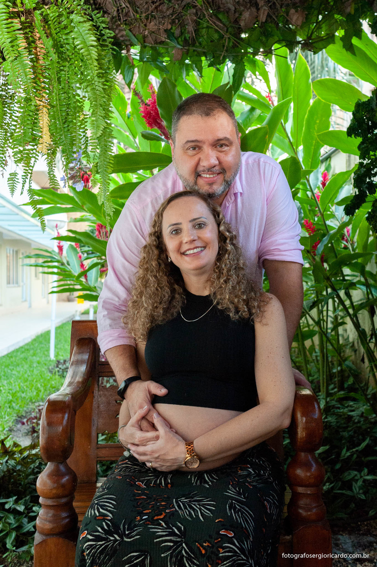 foto da gestante e seu marido durante chá de fralda 