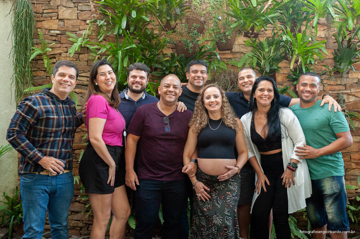 foto da gestante com amigos durante chá de fralda 