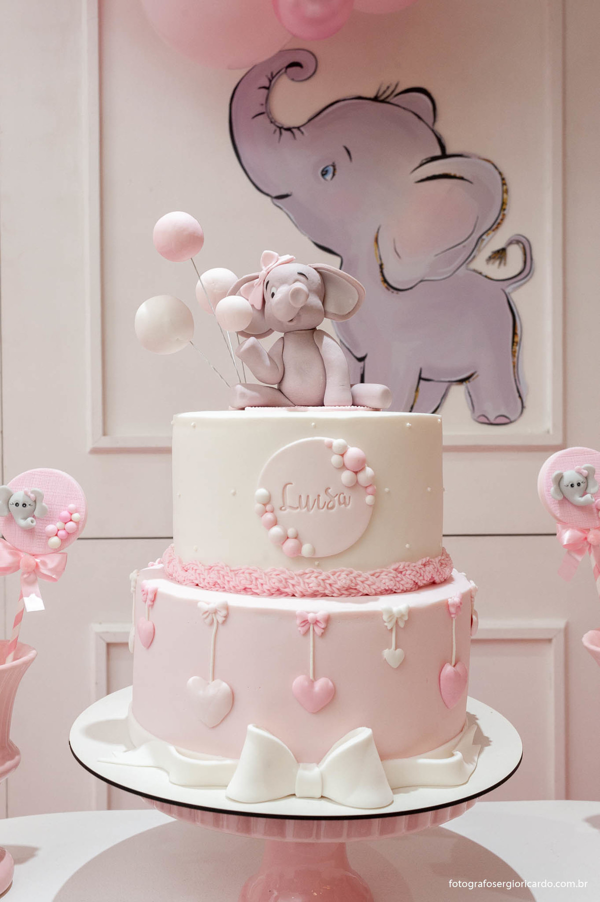 foto da decoração de chá de fralda com tema dunbo baby na cor rosa