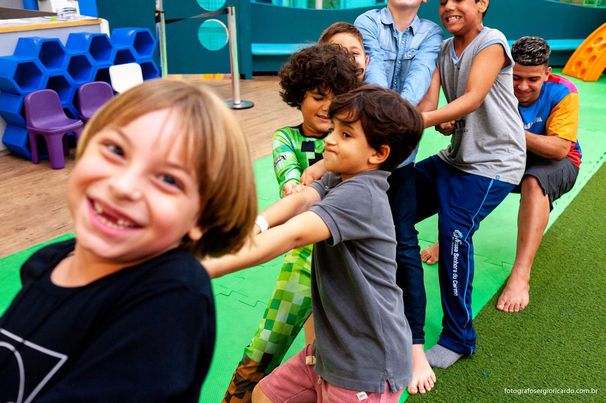 foto do aniversariante brincando com amigos na animasom via parque na barra da tijuca rio de janeiro