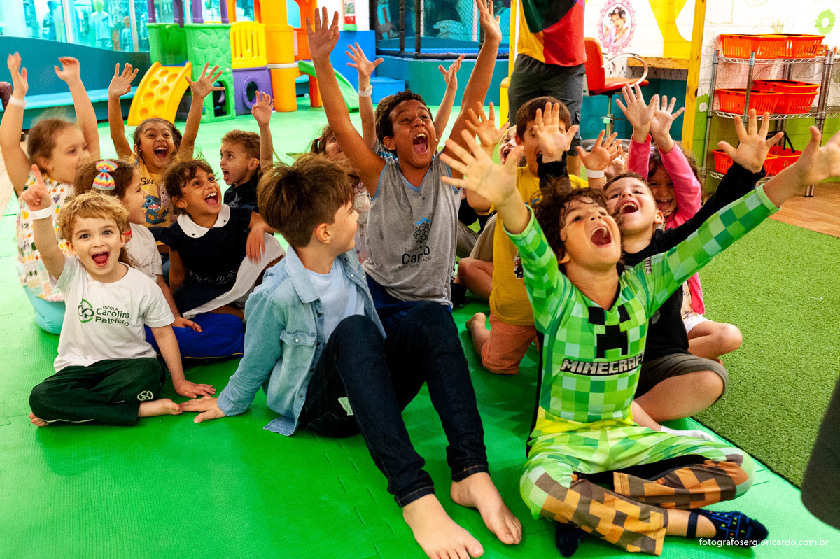 foto do aniversariante brincando com amigos na animasom via parque na barra da tijuca rio de janeiro
