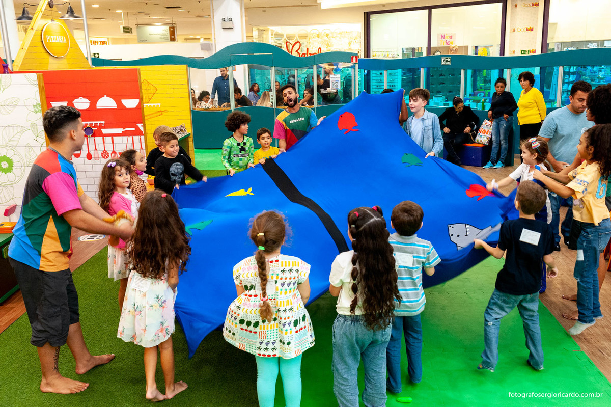 foto do aniversariante brincando com amigos na animasom via parque na barra da tijuca rio de janeiro
