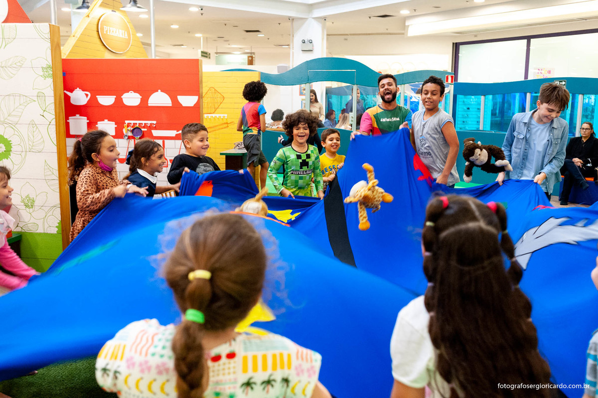 foto do aniversariante brincando com amigos na animasom via parque na barra da tijuca rio de janeiro