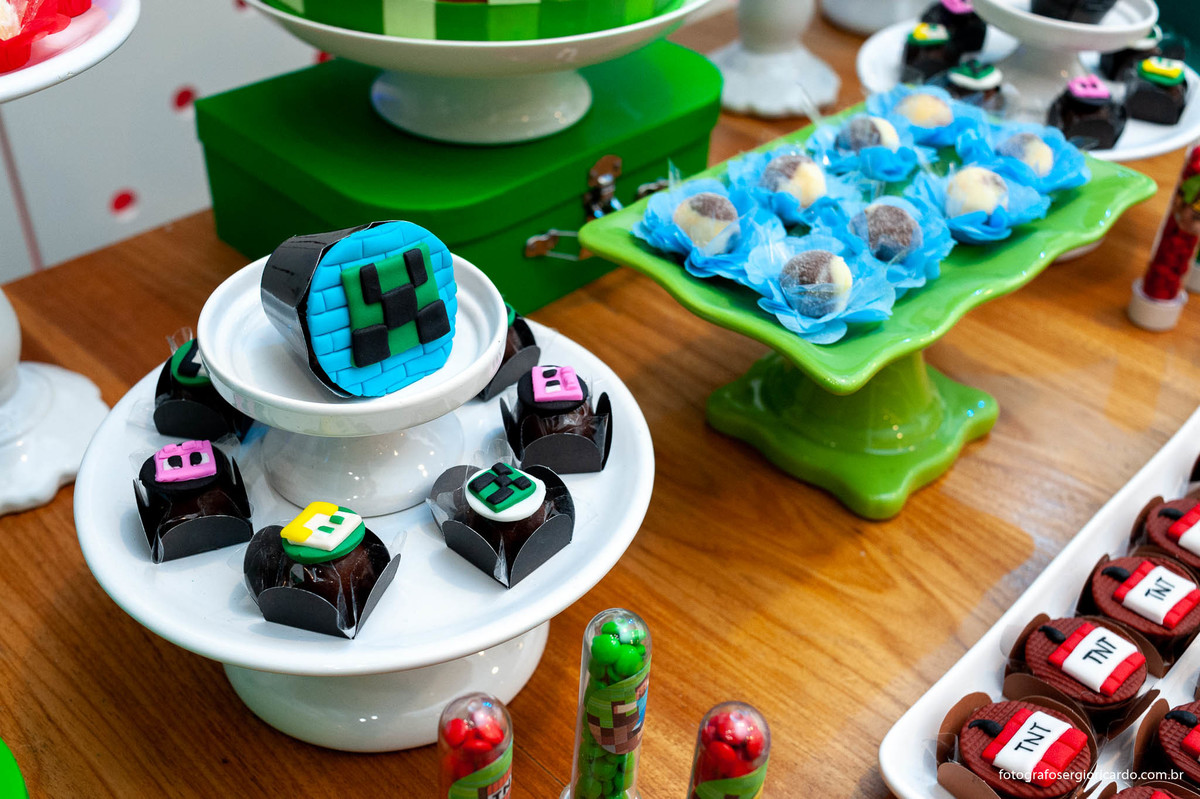foto da decoração de aniversário infantil tema minecraft na animasom via parque na barra da tijuca rio de janeiro