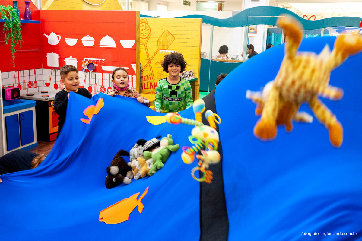 foto do aniversariante brincando com amigos na animasom via parque na barra da tijuca rio de janeiro