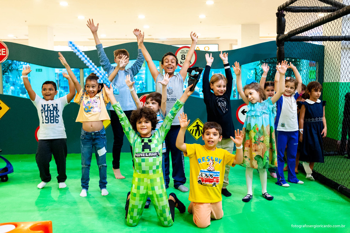 foto do aniversariante brincando com amigos na animasom via parque na barra da tijuca rio de janeiro