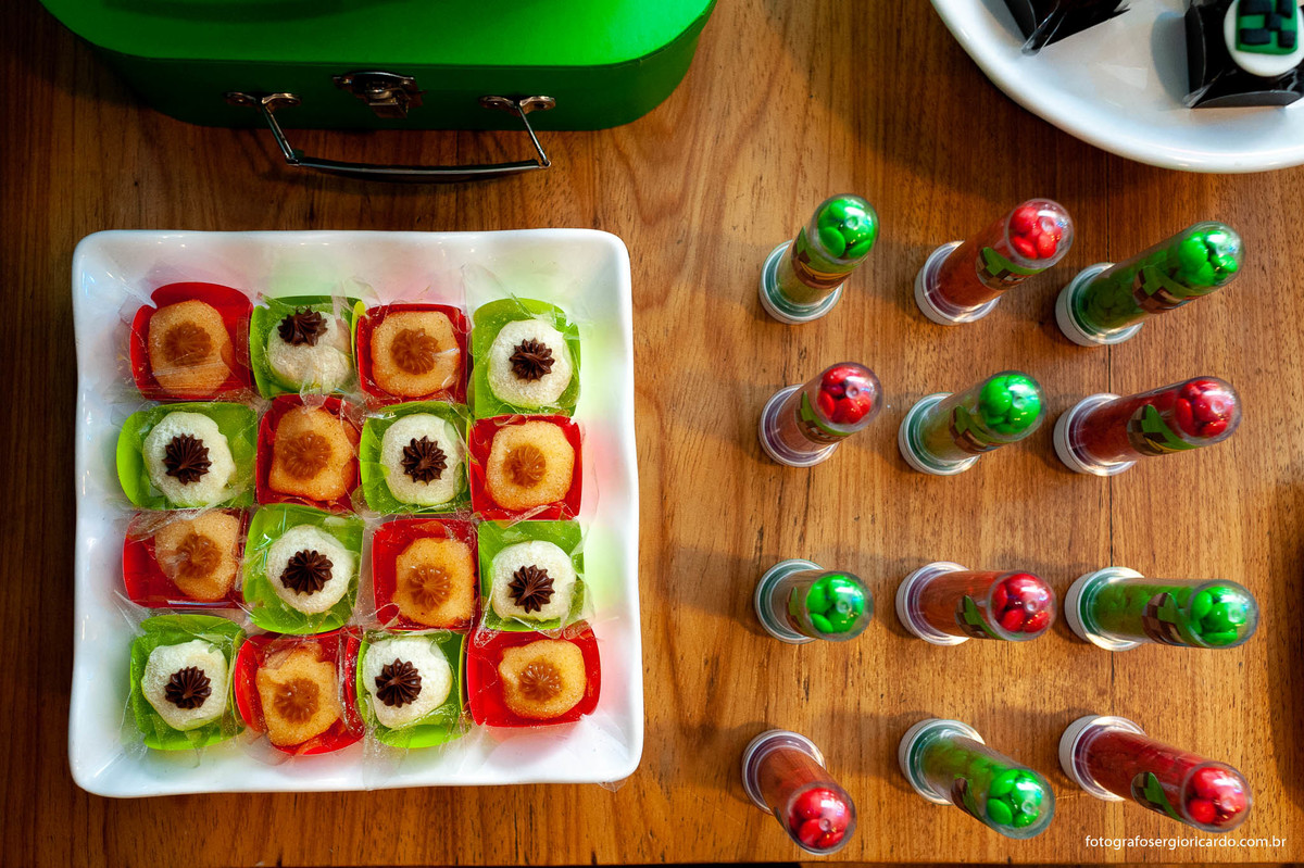 foto da decoração de aniversário infantil tema minecraft na animasom via parque na barra da tijuca rio de janeiro