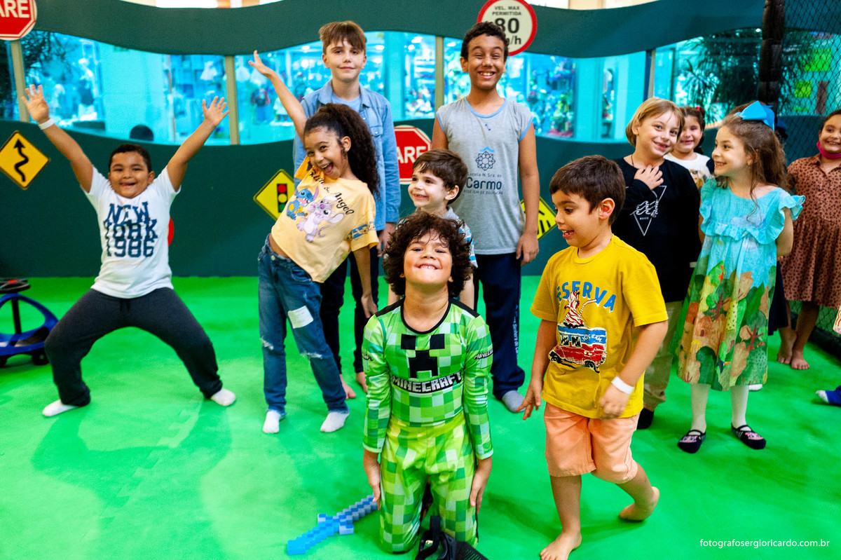 foto do aniversariante brincando com amigos na animasom via parque na barra da tijuca rio de janeiro