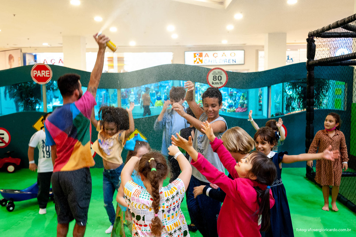 foto do aniversariante brincando com amigos na animasom via parque na barra da tijuca rio de janeiro
