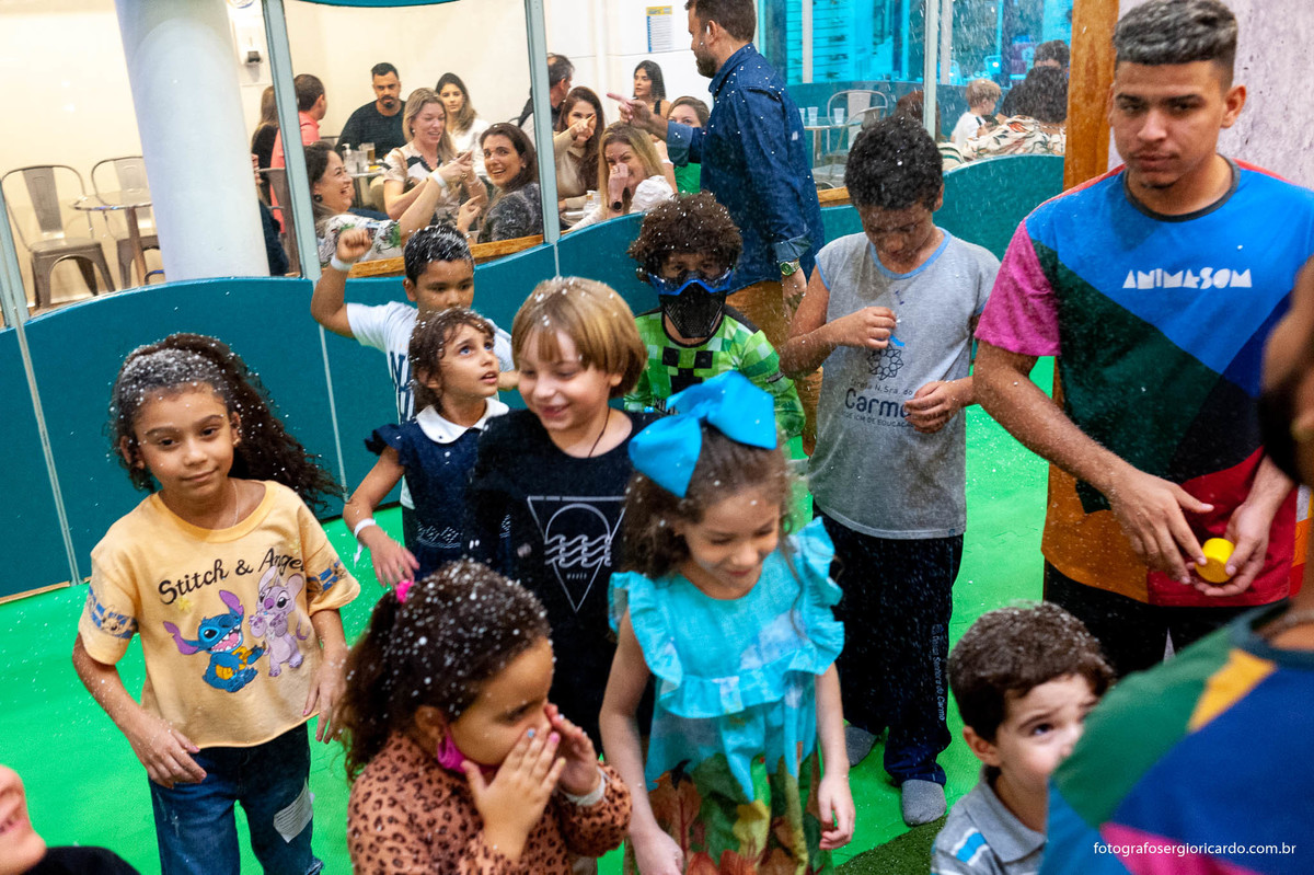 foto do aniversariante brincando com amigos na animasom via parque na barra da tijuca rio de janeiro