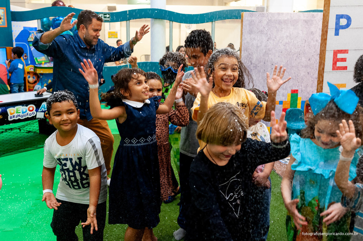 foto do aniversariante brincando com amigos na animasom via parque na barra da tijuca rio de janeiro