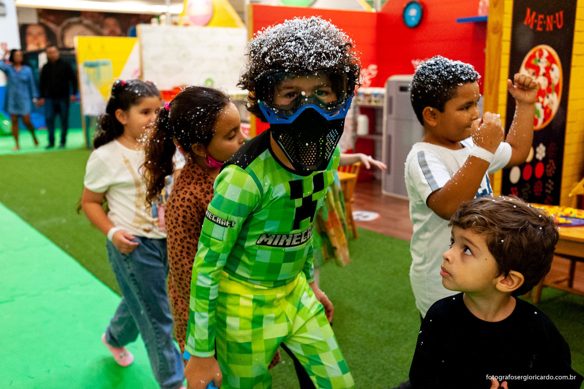 foto do aniversariante brincando na animasom via parque na barra da tijuca rio de janeiro