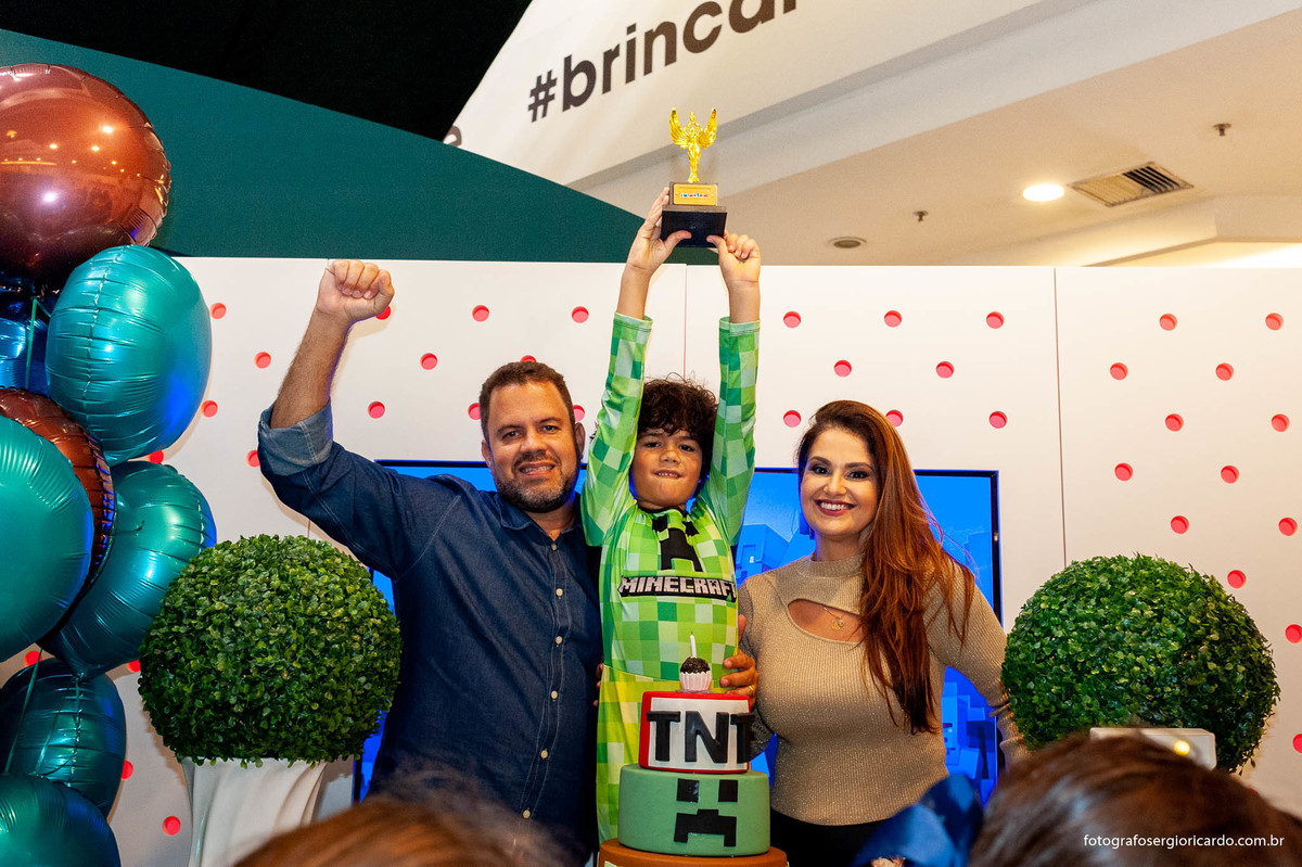 foto do aniversariante com os pais com decoração de aniversário infantil tema minecraft na animasom via parque na barra da tijuca rio de janeiro