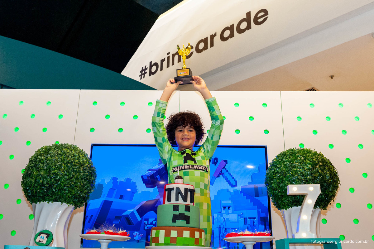 foto do aniversariante com decoração de aniversário infantil tema minecraft na animasom via parque na barra da tijuca rio de janeiro