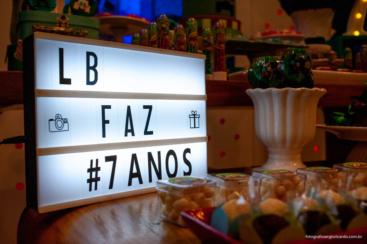 foto da decoração de aniversário infantil tema minecraft na animasom via parque na barra da tijuca rio de janeiro