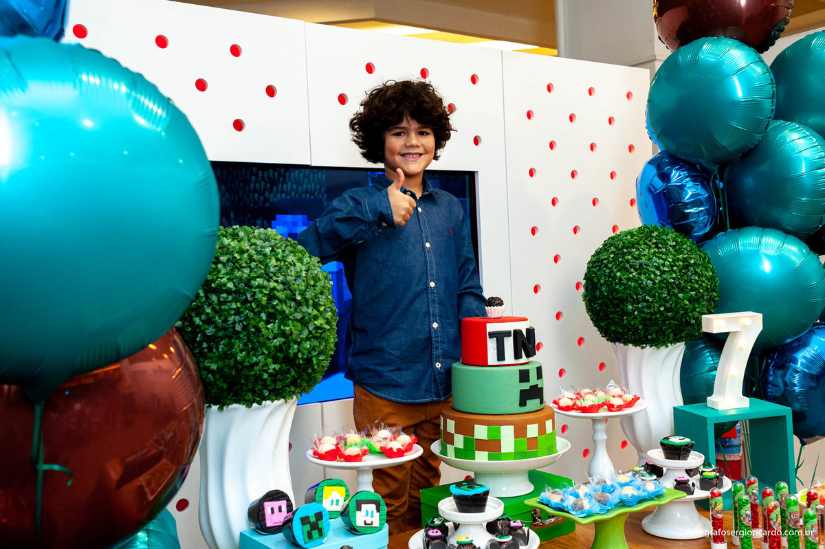 foto do aniversariante com decoração de tema minecraft na animasom via parque na barra da tijuca rio de janeiro