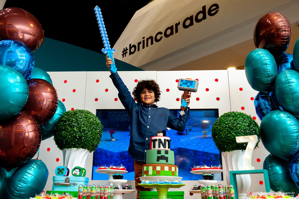 foto do aniversariante com decoração de tema minecraft na animasom via parque na barra da tijuca rio de janeiro