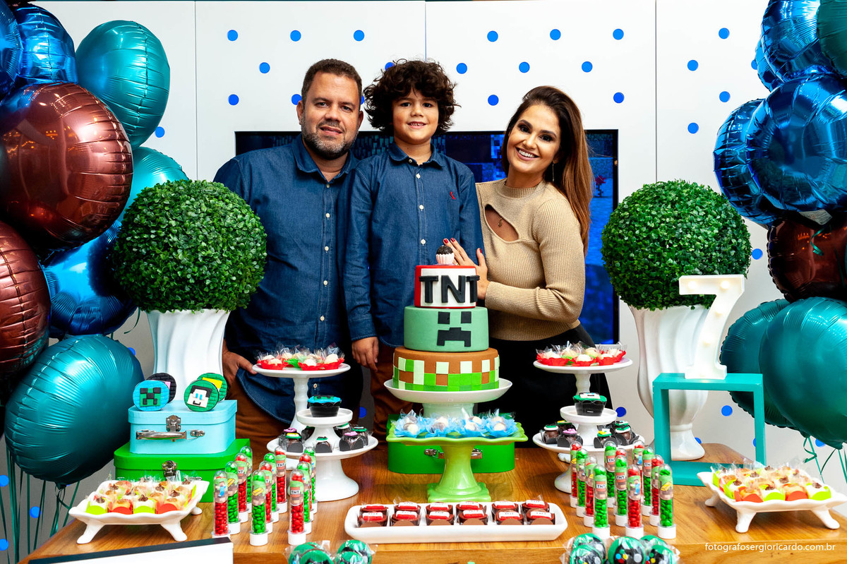 foto do aniversariante com os pais com decoração de tema minecraft na animasom via parque na barra da tijuca rio de janeiro