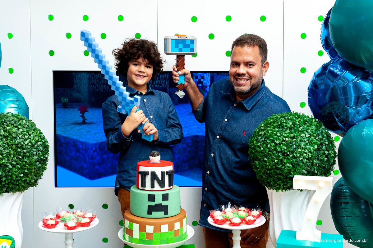 foto do aniversariante com o pai com decoração de tema minecraft na animasom via parque na barra da tijuca rio de janeiro