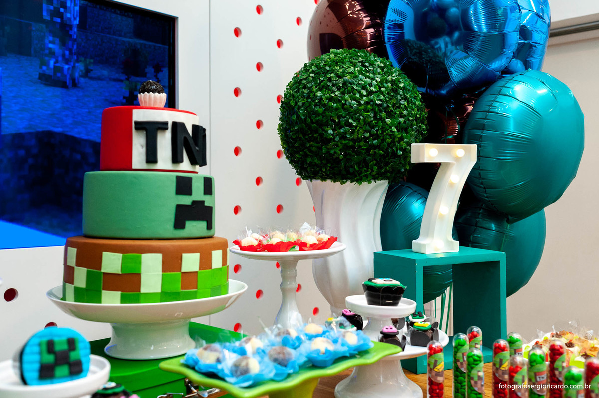 foto da decoração de aniversário infantil tema minecraft na animasom via parque na barra da tijuca rio de janeiro