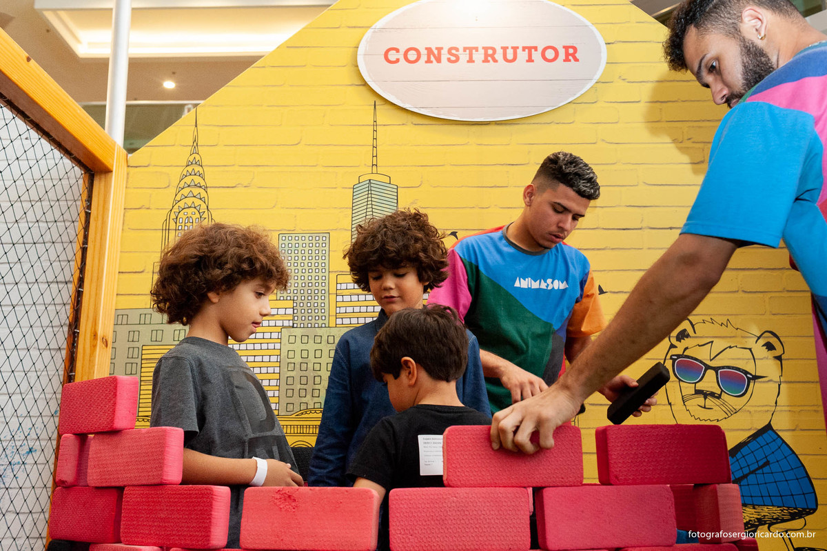foto do aniversariante brincando com amigos na animasom via parque na barra da tijuca rio de janeiro