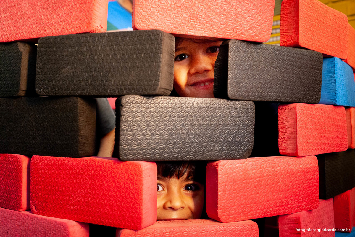 foto do aniversariante brincando com amigos na animasom via parque na barra da tijuca rio de janeiro