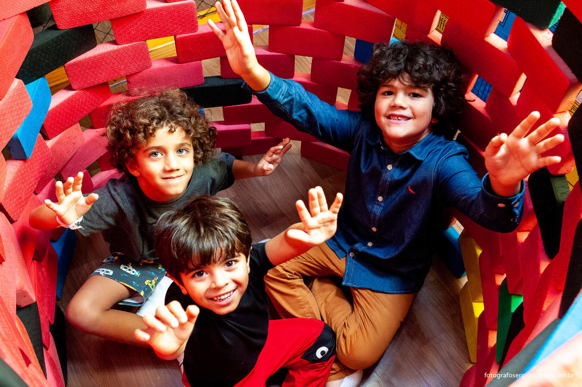 foto do aniversariante brincando com amigos na animasom via parque na barra da tijuca rio de janeiro