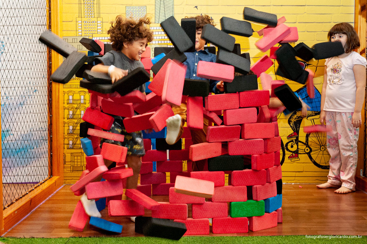 foto do aniversariante brincando com amigos na animasom via parque na barra da tijuca rio de janeiro