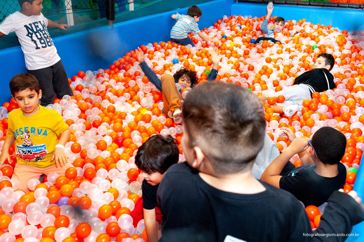 foto do aniversariante brincando com amigos na animasom via parque na barra da tijuca rio de janeiro