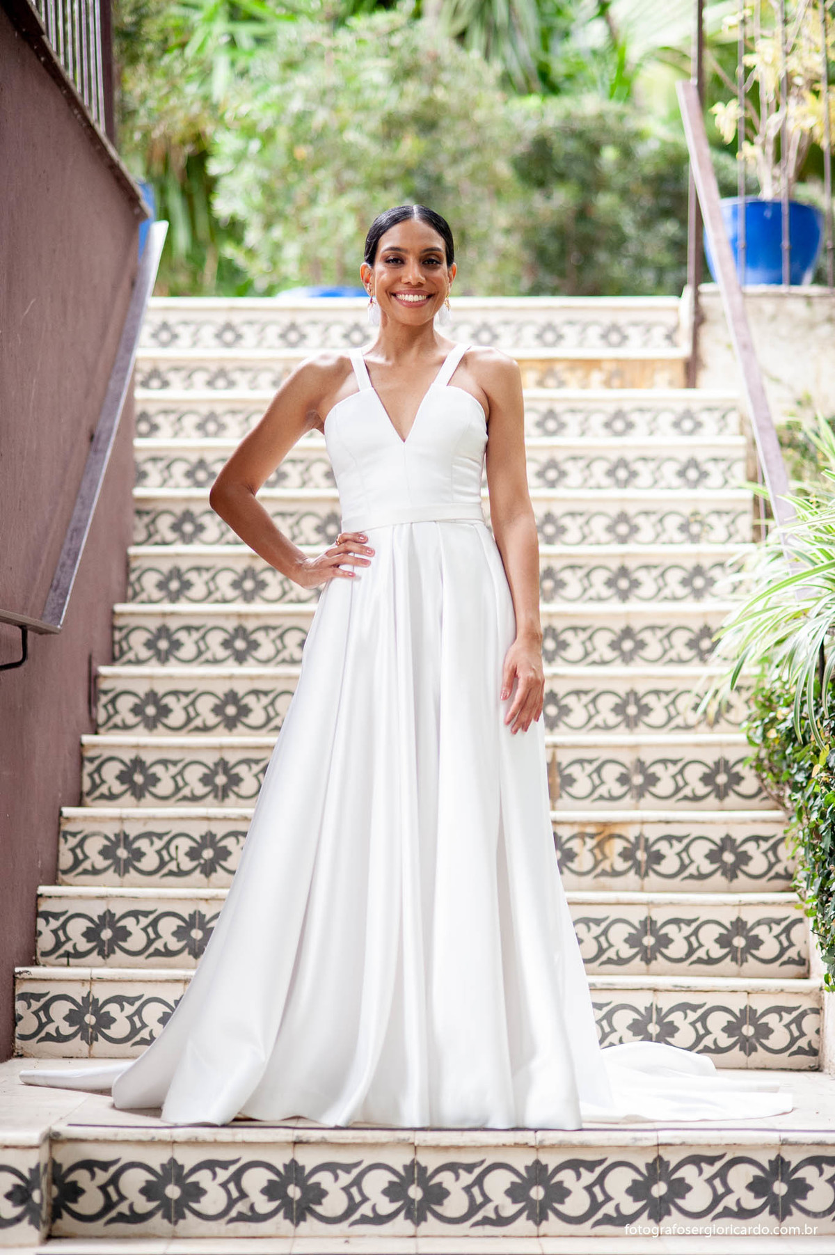 Imagem da noiva com vestido de casamento no hotel mgallery em santa teresa no rio de janeiro