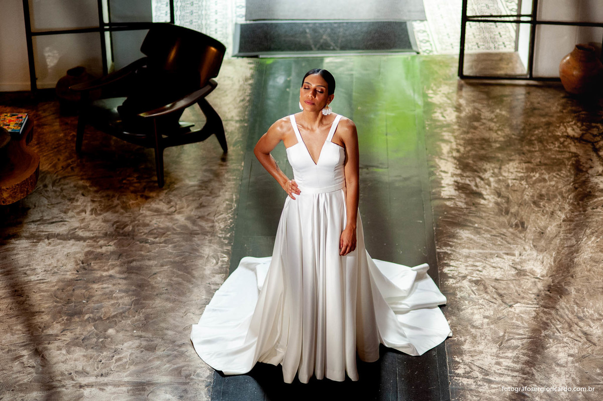 Imagem da noiva com vestido de casamento no hotel mgallery em santa teresa no rio de janeiro