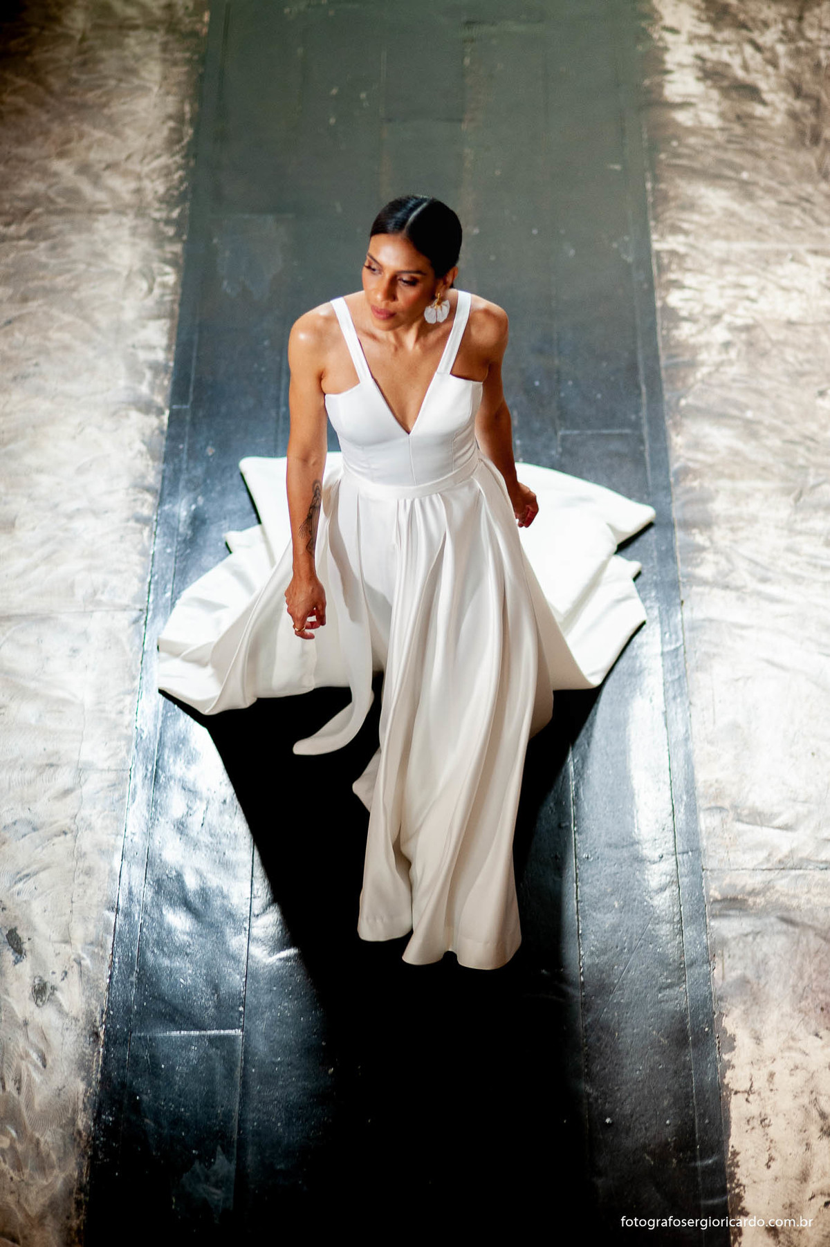 Imagem da noiva com vestido de casamento no hotel mgallery em santa teresa no rio de janeiro