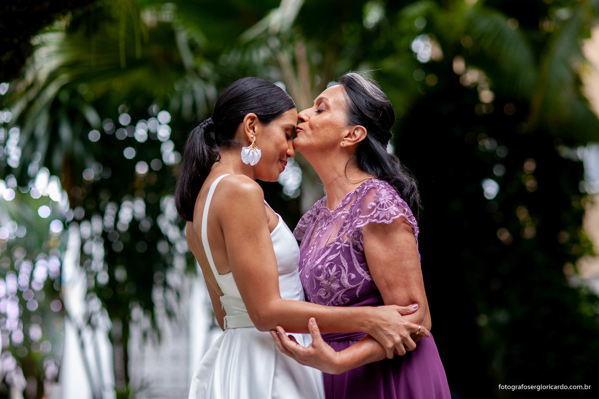 Imagem da noiva com a mãe no hotel mgallery em santa teresa no rio de janeiro