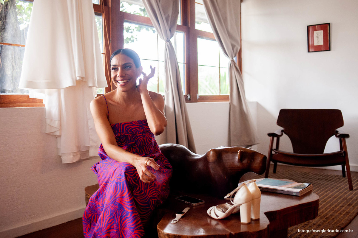 Imagem da noiva durante os preparativos no hotel mgallery em santa teresa no rio de janeiro