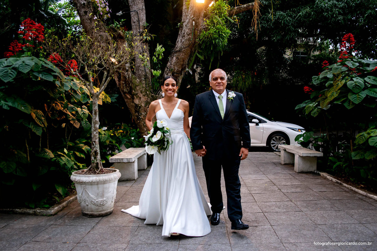 imagem da noiva entrando com o pai na capela santa ignez no bairro da gávea no rio de janeiro