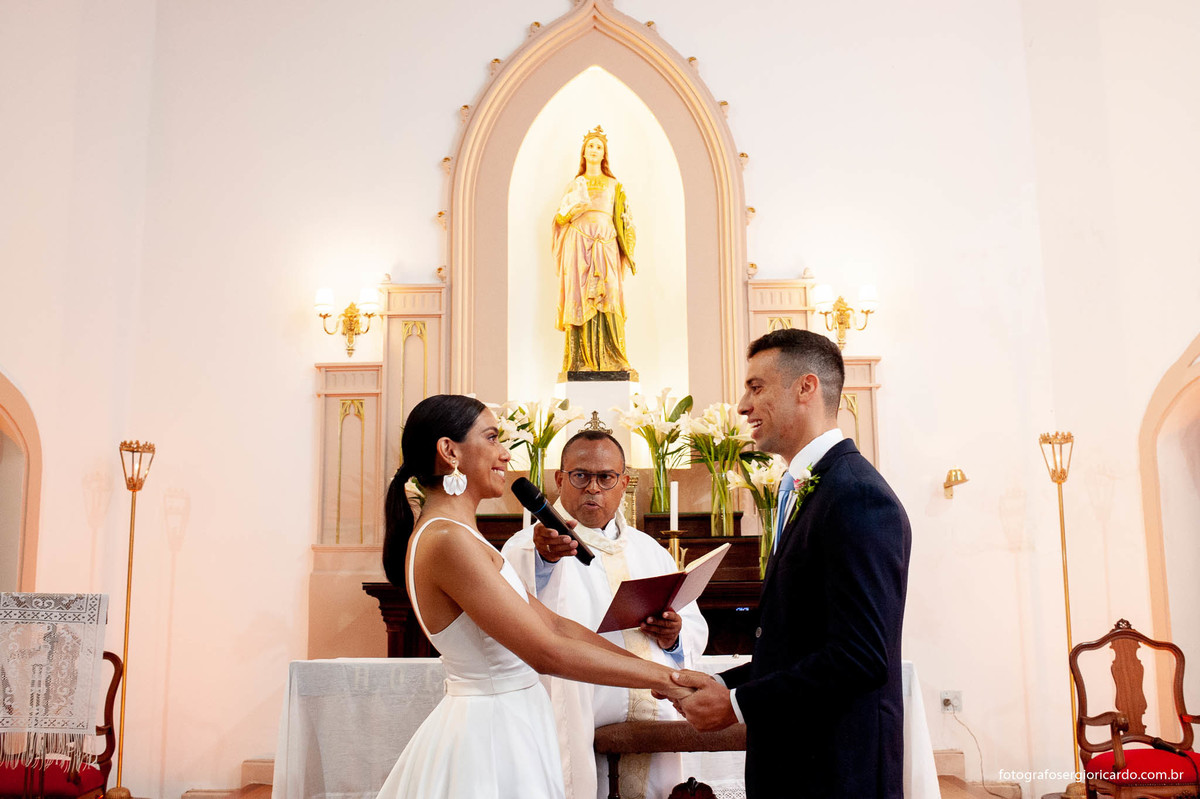 imagem dos noivos durante a cerimônia de casamento na capela santa ignez no bairro da gávea no rio de janeiro